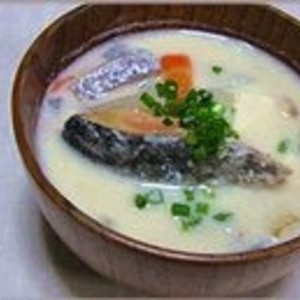 暑い日にぴったり！鮭の冷やしかす汁